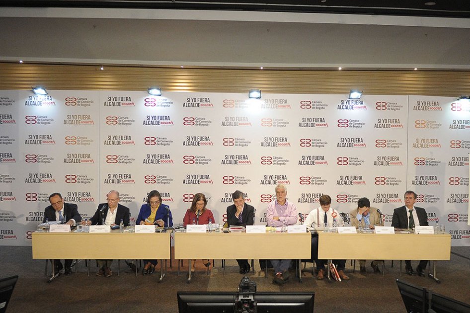 De izquierda a derecha: Ricardo Arias (Libres), Carlos Vicente de Roux (Alianza Verde), Clara López (Polo Democrático), María Mercedes Maldonado (Progresistas), Rafael Pardo (Partido Liberal-La U), Enrique Peñalosa (Equipo por Bogotá-Cambio Radical), Daniel Raisbeck (Libertarios), Francisco Santos (Centro Democrático) y Álex Vernot (Pueblo, Tierra y Futuro). / El Espectador