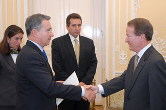 Fotografía tomada en 2010. Se observa a Álvaro Uribe saludando al ex embajador William Brownfield / Presidencia