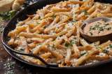 Así se preparan unas ricas papas crujientes con queso parmesano
