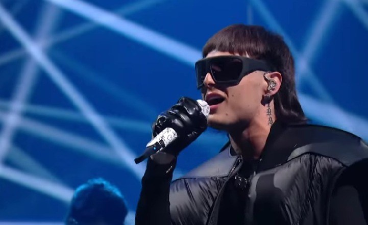 Nuevo ‘look’ de Peso Pluma es sensación en redes: “ahora es Peso Maluma”