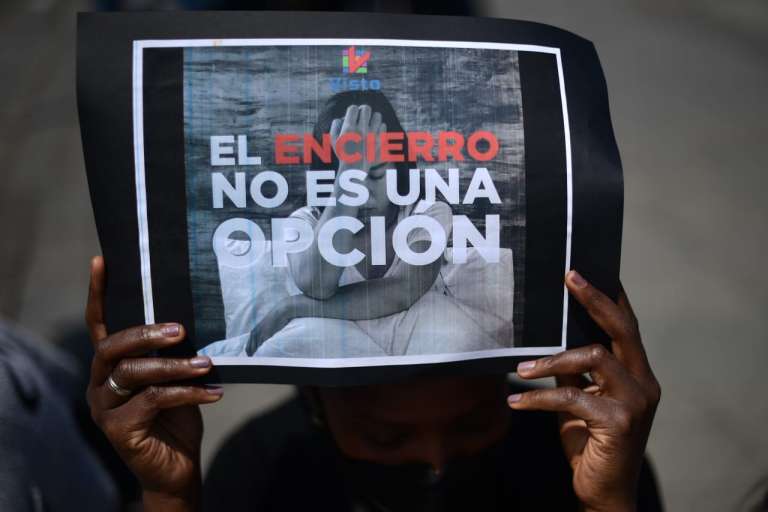 Desde las 6:00 a.m. se dieron cita los vendedores, quienes llegaron pitos y pancartas que decían: "el encierro no es una opción".