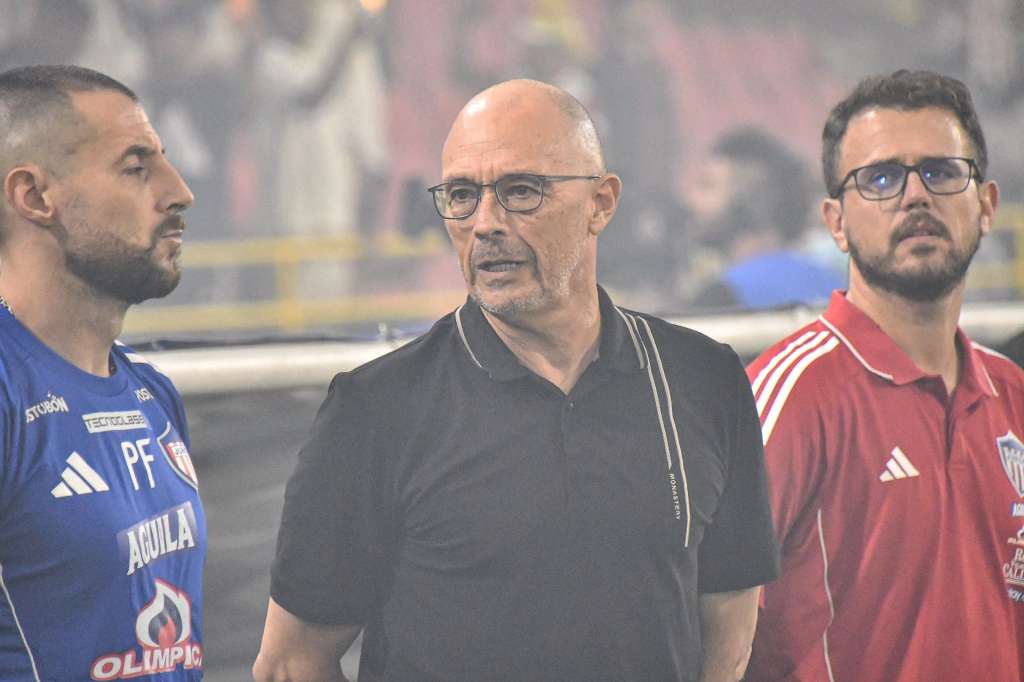 AMDEP107. IBAGUE (COLOMBIA), 16/12/2025.- El entrenador de Junior, Alfredo Arias (c), reacciona este martes, en el partido de vuelta de la final de la Liga Colombiana entre Tolima y Junior en el estadio Manuel Murillo Toro, en Ibagué (Colombia). EFE/ Agencia Unido360