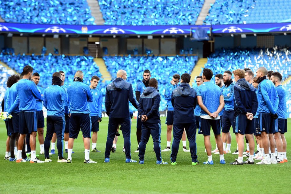Los jugadores del Real Madrid con Zidane en el estadio Etihad. Foto: AFP