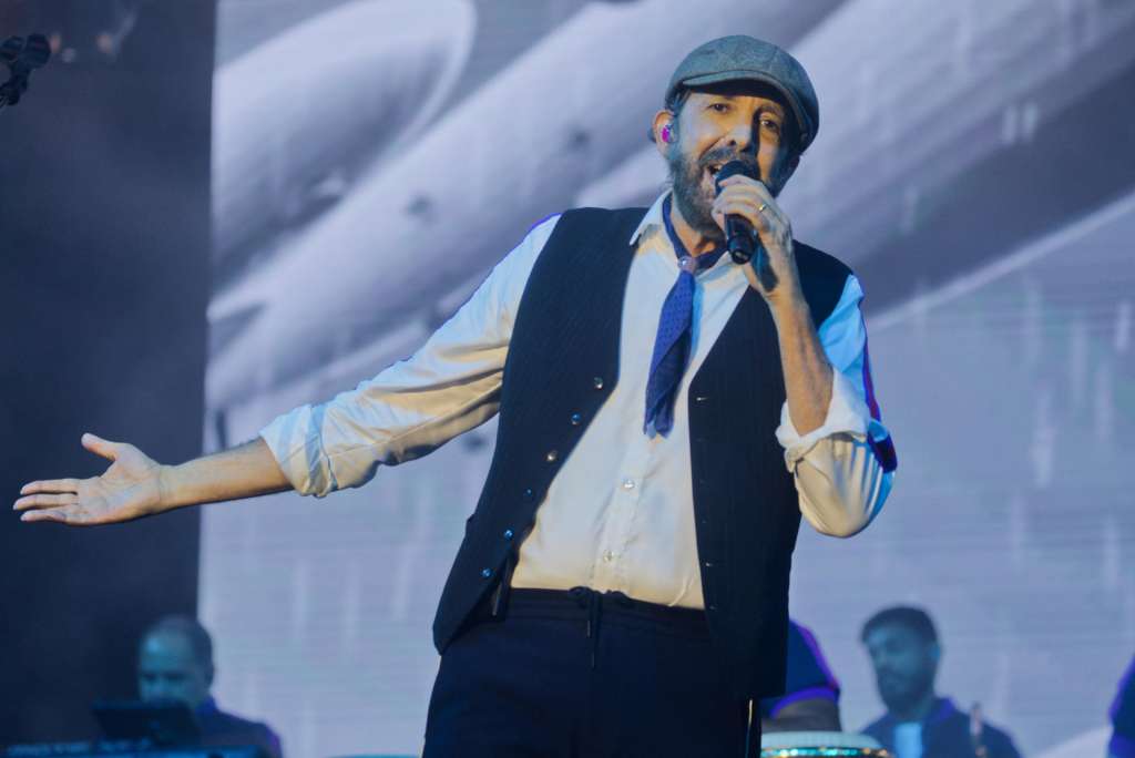 AME4790. SAN JUAN (PUERTO RICO), 03/05/2025.- El cantante dominicano Juan Luis Guerra se presenta en el Garnier Green Fest 2025 este sábado, en la Plaza de la Independencia, en San Juan (Puerto Rico). EFE/Thais Llorca