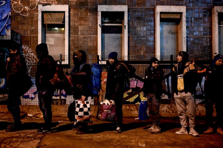 La policía francesa desmantela otro campamento de migrantes en París