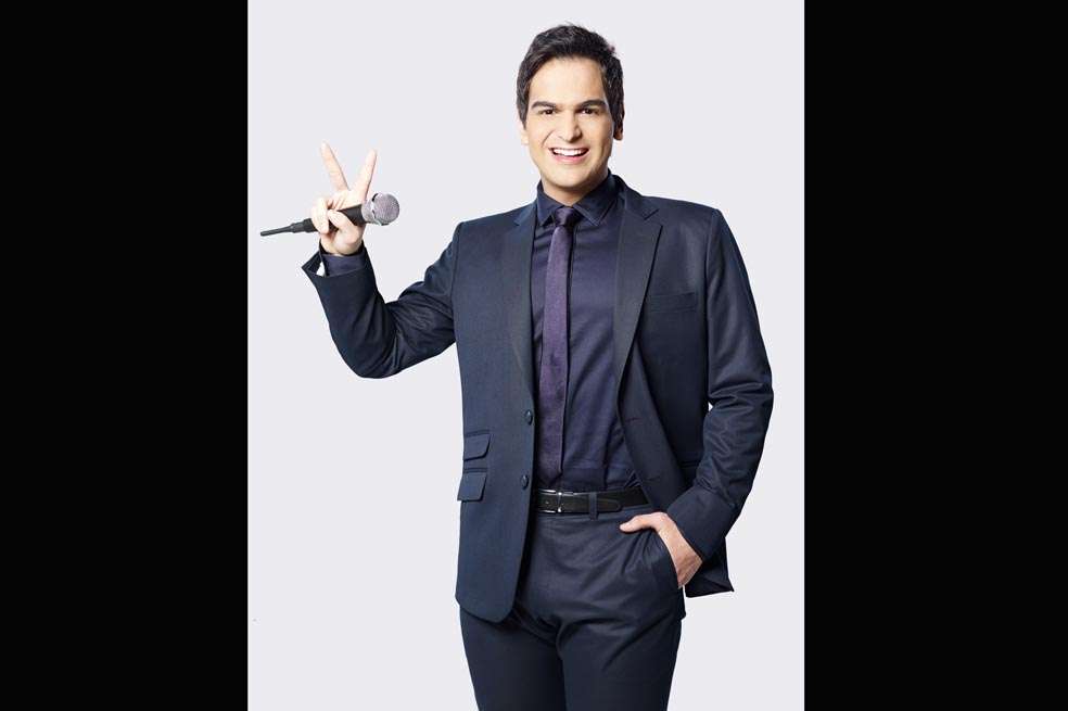Alejandro Palacio durante los ensayos en el programa del Canal Caracol, ‘La Voz Colombia’, en el que es presentador. / Cortesía Canal Caracol