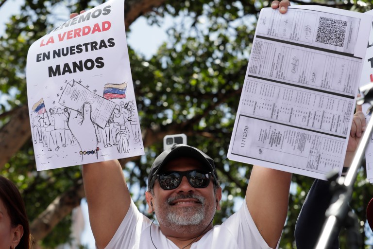 AME1192. BOGOTÁ (COLOMBIA), 17/08/2024.- Un ciudadano venezolano sostiene un cartel en una concentración para manifestarse en contra de los resultados oficiales de las elecciones en Venezuela este jueves, en Bogotá (Colombia). Venezolanos en todo el mundo se reunieron para denunciar los resultados oficiales de las elecciones que dieron como vencedor al chavista Nicolás Maduro y han sido cuestionados por la comunidad internacional. EFE/ Carlos Ortega