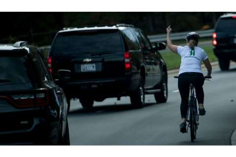 Ciclista fue despedida por sacarle el dedo medio a Trump
