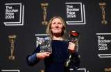 Samantha Harvey, ganadora del premio Booker 2024 por “Orbital”