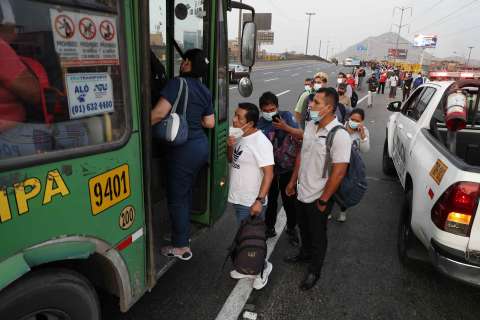 Pedro Castillo impuso el toque de queda tras un paro transportista en Perú