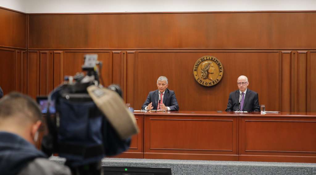 Carlos Betancourt, viceministro General de Hacienda, y Leonardo Villar, gerente del Banco de la República.