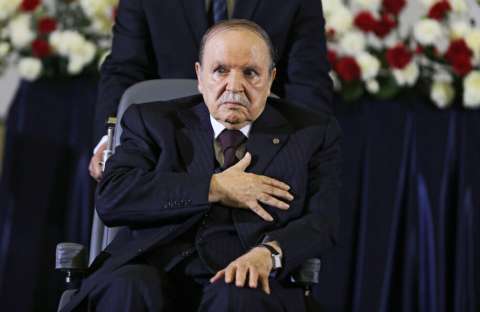 Buteflika renuncia a quinta reelección y aplaza presidenciales en Argelia