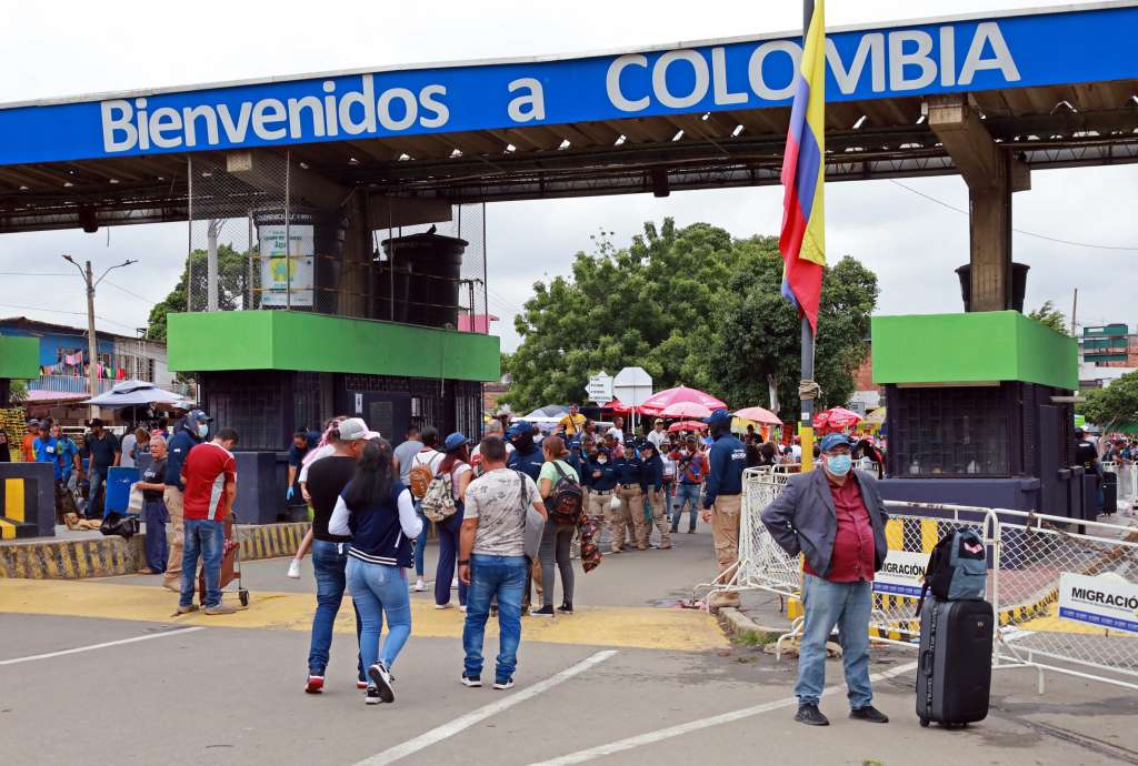 -FOTODELDÍA- AME7398. CUCUTA (COLOMBIA), 01/12/2022.- Grupos de personas cruzan el Puente Simón Bolívar, entre Colombia y Venezuela. Colombia comenzó a agilizar el paso peatonal en los puntos fronterizos con Venezuela con la reubicación de los puestos de control, que ya no estarán en la mitad de los puentes internacionales Simón Bolívar, Francisco de Paula Santander y La Unión, sino en lugares establecidos al inicio de éstos. EFE/ Mario Caicedo