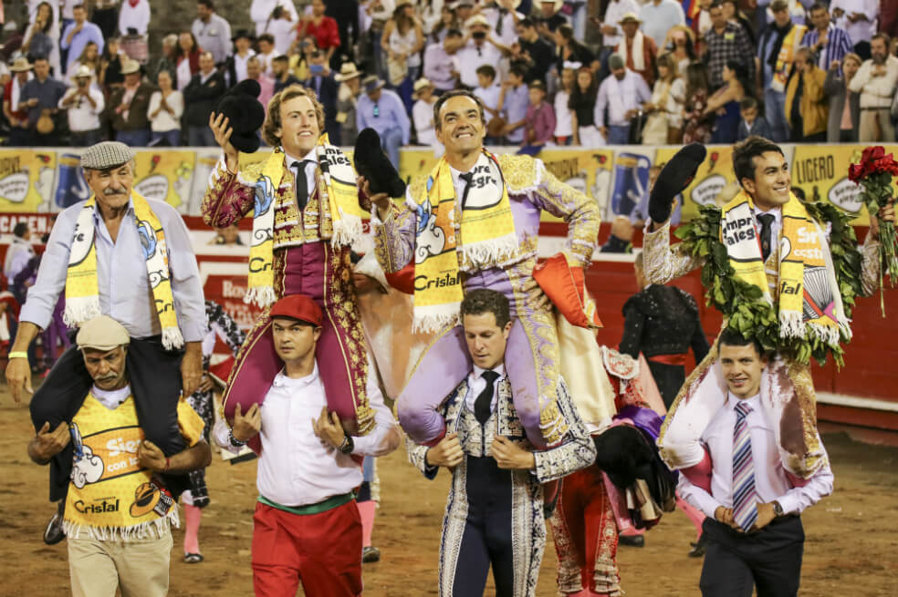 De izquierda a derecha, los triunfadores de la tarde: el ganadero Carlos Barbero, Román Collado, "el Cid" y Sebastián Hernández. / Cortesía Plaza de Toros de Manizales - Bryan Santiago Grisales Chica.