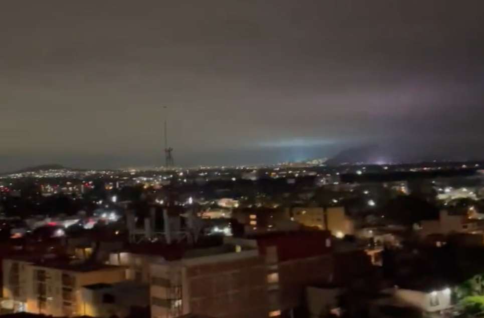 Luces en el cielo durante la réplica de magnitud 6,9 que se presentó esta madrugada en México.