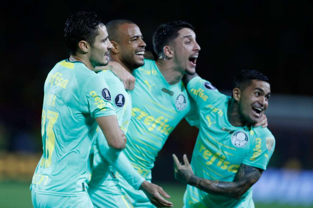 AMDEP8393. PEREIRA (COLOMBIA), 23/08/2023.- Mayke (2-i) de Palmeiras celebra su gol hoy, en un partido de los cuartos de final de la Copa Libertadores entre Deportivo Pereira y Palmeiras en el estadio Hernán Ramírez Villegas en Pereira (Colombia). EFE/ Ernesto Guzmán Jr.