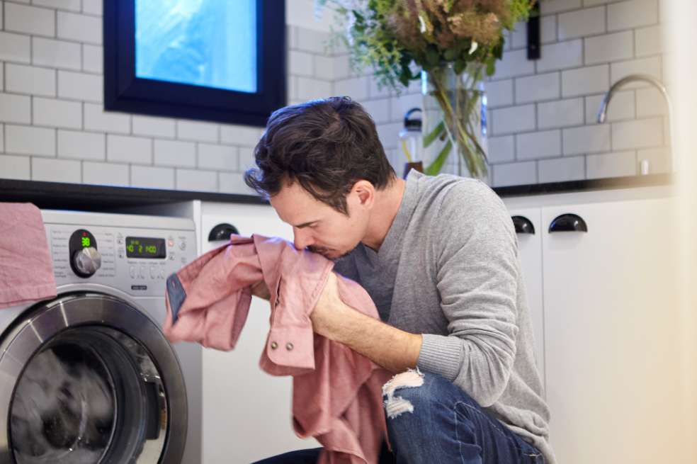 Trucos para eliminar el olor a sudor de la ropa