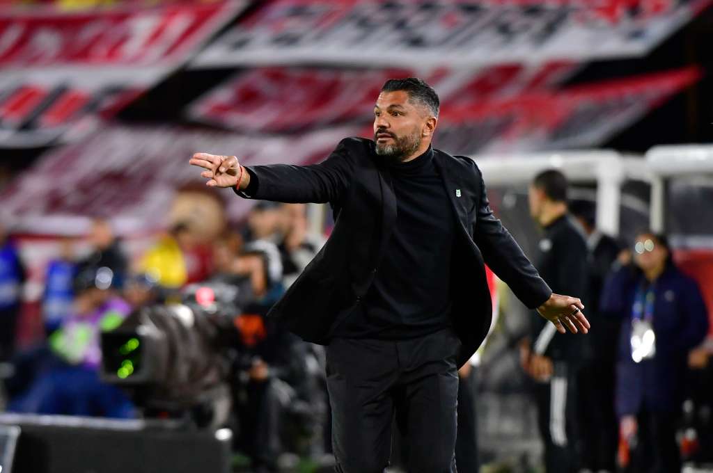 Técnico de Atlético Nacional durante el compromiso ante Independiente Santa Fe en el Estadio El Campin de Bogotá