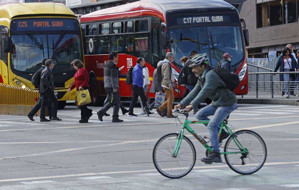 AME7677. BOGOTÁ (COLOMBIA), 06/02/2025.- Personas caminan cerca a una estación de Transmilenio durante el 'día sin carro y sin moto' este jueves, en Bogotá (Colombia). Las calles de Bogotá amanecieron prácticamente vacías por el 'día sin carro y sin moto', que se lleva a cabo anualmente el primer jueves de febrero para crear conciencia sobre el impacto que los vehículos movidos con combustibles fósiles tienen en la contaminación del aire. EFE/ Mauricio Dueñas Castañeda