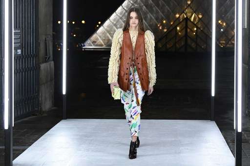 A model presents a creation by Louis Vuitton during the Spring-Summer 2019 Ready-to-Wear collection fashion show in Paris, on October 2, 2018. / AFP PHOTO / Bertrand GUAY