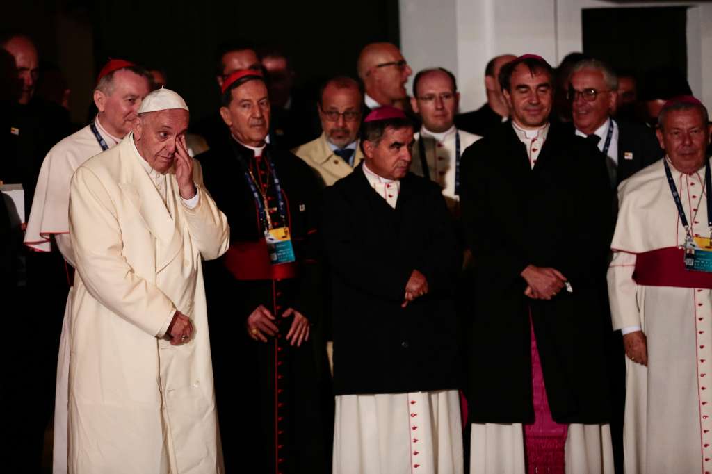 El papa Francisco (i) llega a la Nunciatura Apostólica en la capital, luego de su visita a Villavicencio, donde escuchó los testimonios de algunas de las víctimas del conflicto y donde lideró una misa campal ante cerca de 650.000 personas.