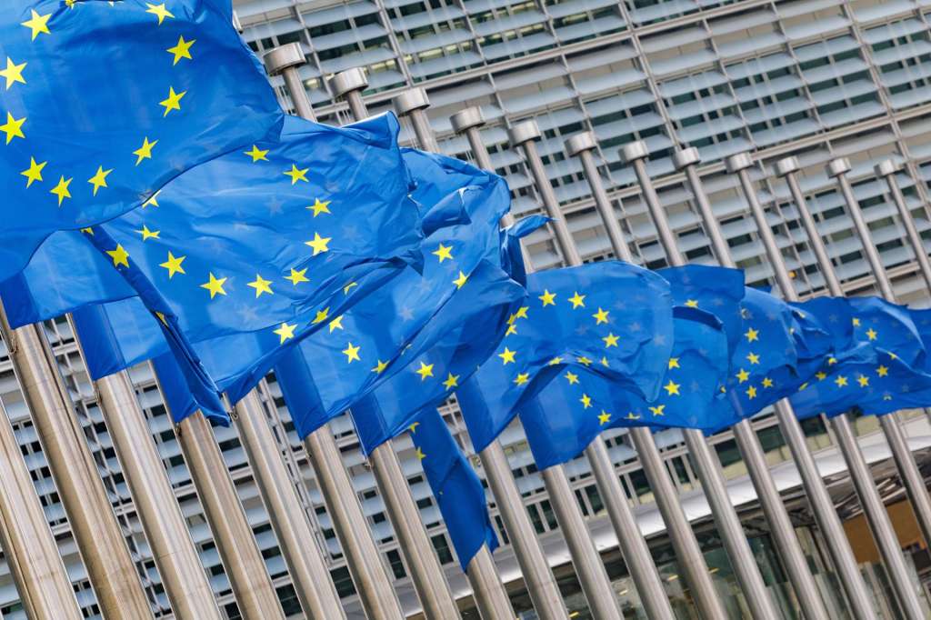 BRUSSELS (Belgium), 22/04/2025.- EU flags fly at half-mast in front of the European Commission headquarters, one day after the death of Pope Francis, in Brussels, Belgium, 22 April 2025. Pope Francis died on 21 April 2025 at the age of 88, according to the Holy See. (Papa, Bélgica, Santa Sede, Bruselas) EFE/EPA/OLIVIER MATTHYS
