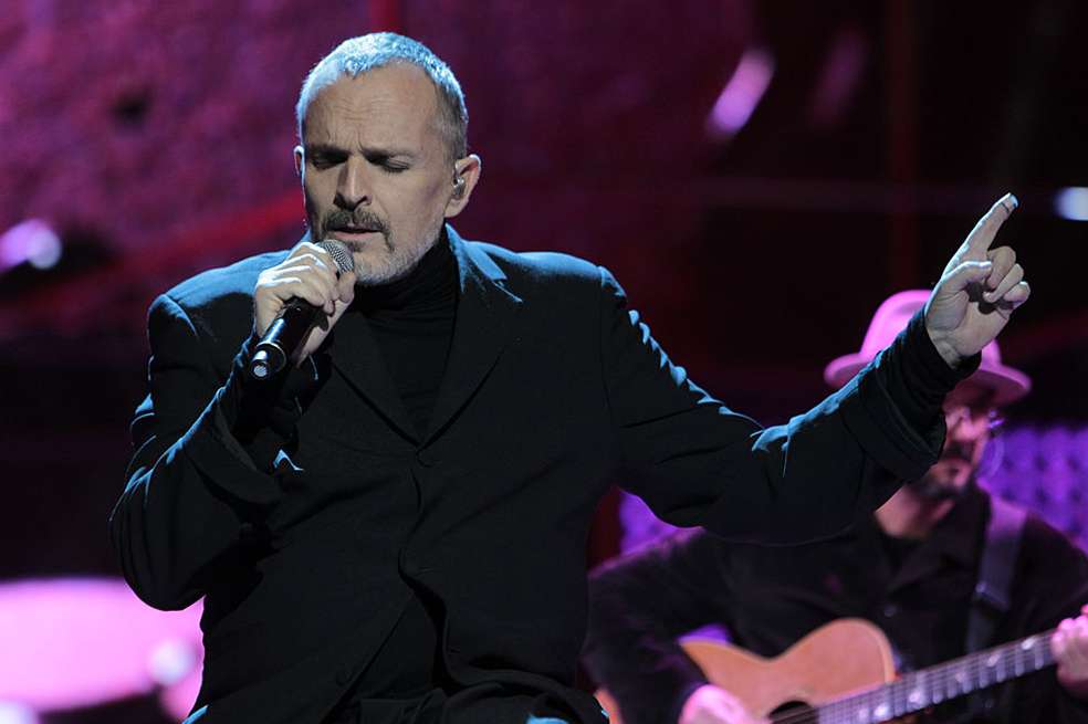 En su más reciente aparición en ‘La Voz Azteca’, el cantante Miguel Bosé generó preocupación debido a su extraña voz.