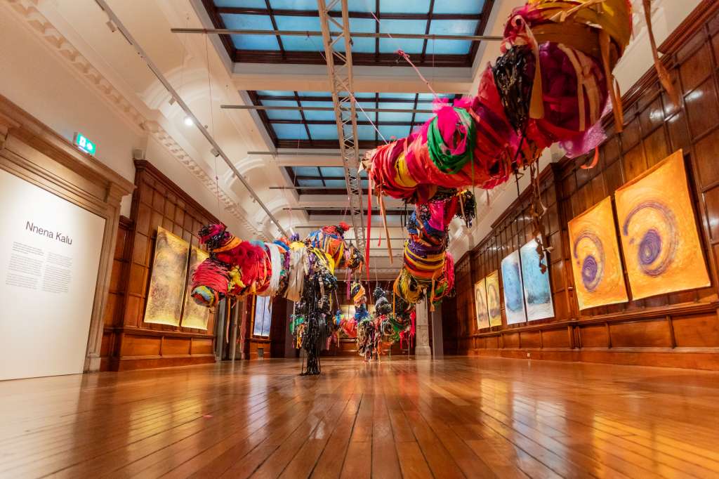 Las obras de Nnena Kalu se exhiben durante la presentación a la prensa de la Exposición del Premio Turner 2025, el 23 de septiembre de 2025 en Bradford, Inglaterra.
