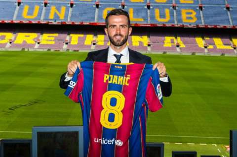 Miralem Pjanic fue presentado como jugador de Barcelona