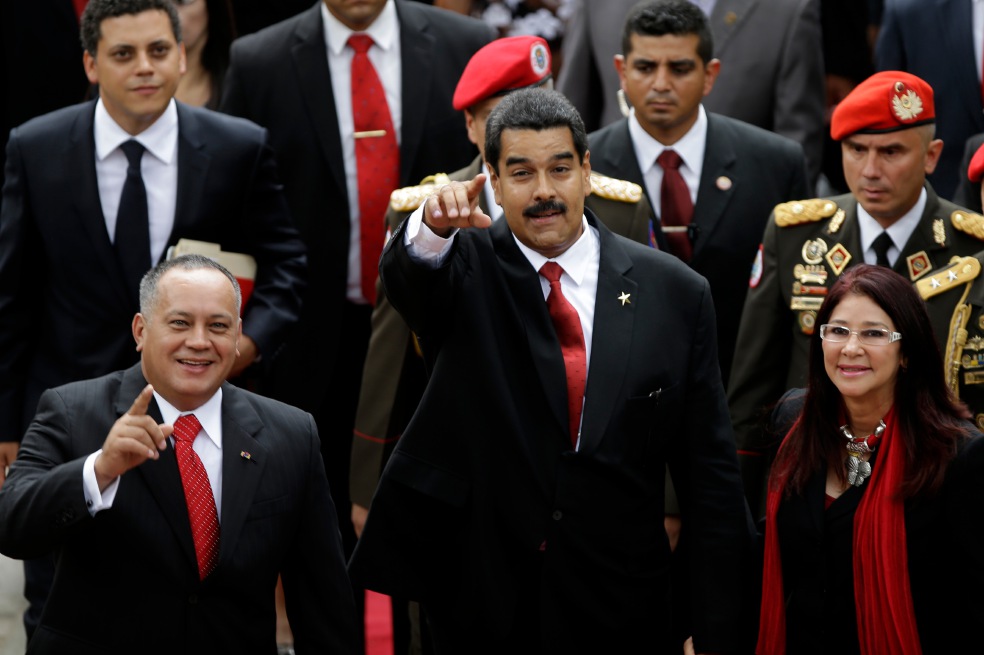  El presidente de Venezuela, Nicolás Maduro, junto a la Primera Comandante de la Revolución, Cilia Flores, y Diosdado Cabello, uno de los más poderosos del chavismo. / AP