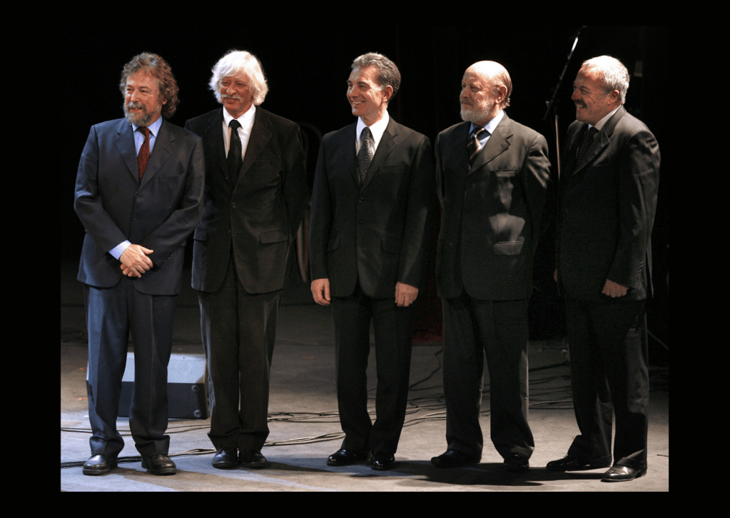 (FILES) "Les Luthiers" Argentine music ensemble members (L to R) Carlos Nunez Cortes, Carlos Lopez Puccio, Jorge Maronna, Marcos Mundstock and Daniel Rabinovich await to be decorated by Spanish vice president Maria Teresa Fernandez de la Vega on August 9, 2007 in Buenos Aires. Rabinovich (L) died on August 21, 2015 in Buenos Aires from a heart attack at age 71.   AFP PHOTO/JUAN MABROMATA