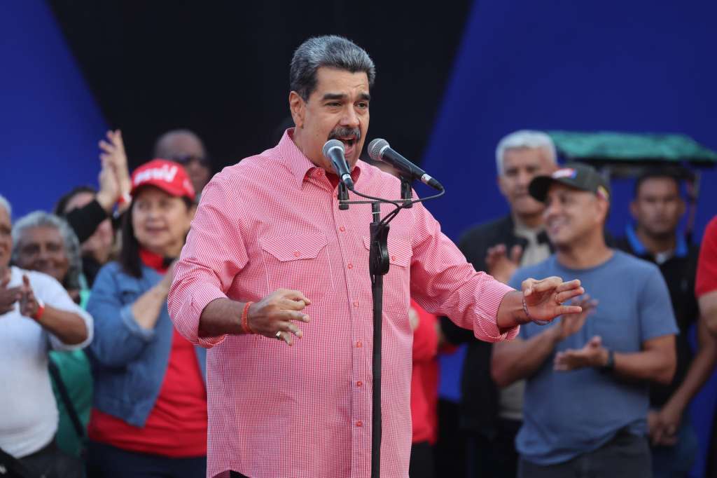 AME9428. CARACAS (VENEZUELA), 15/11/2025.- El presidente de Venezuela, Nicolás Maduro, habla durante un evento este sábado, en Caracas (Venezuela). Maduro cantó la emblemática canción 'Imagine' del músico británico John Lennon durante un acto en medio de las crecientes tensiones con Estados Unidos, a cuyo Gobierno acusó de pretender "bombardear e invadir" el país suramericano. EFE/ Miguel Gutierrez