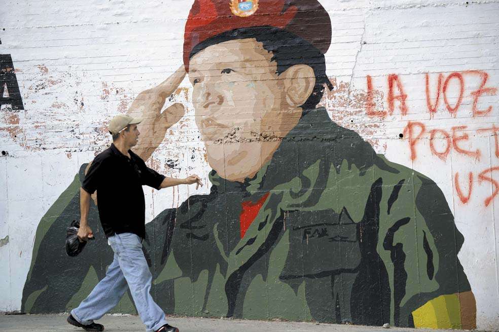 Una imagen del presidente venezolano, Hugo Chávez, en el centro de Caracas. / AFP