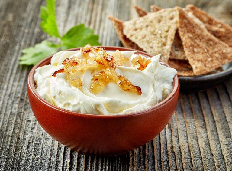 “Dip” de cebolla caramelizada y tocineta