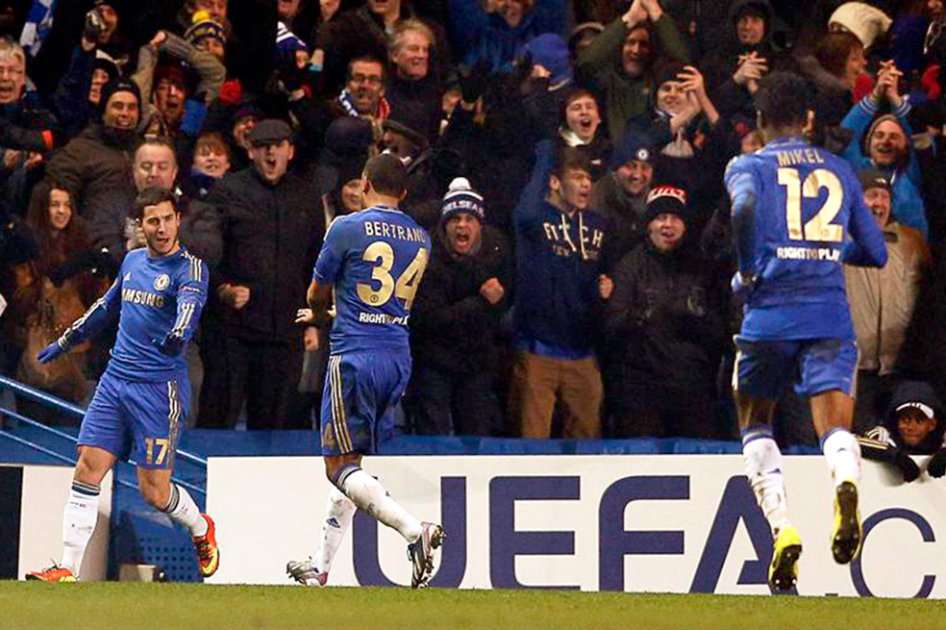  El jugador del Chelsea Eden Hazard (i) celebra con sus compañeros Ryan Bertrand (c) y Mikel John Obi (d) después de anotar el empate 1-1 ante el Sparta Praga.  / EFE