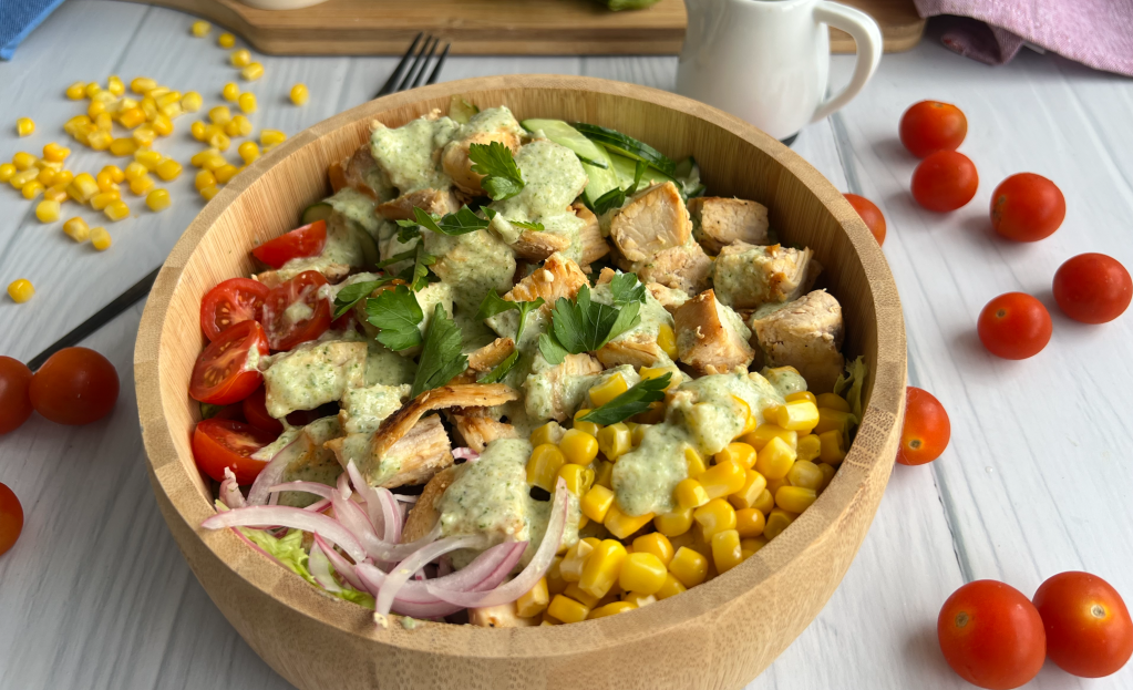 Ensalada de pollo con salsa ranch ligera