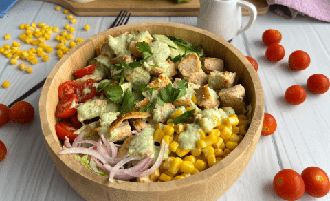 Ensalada de pollo con salsa “ranch” ligera: receta fácil en casa