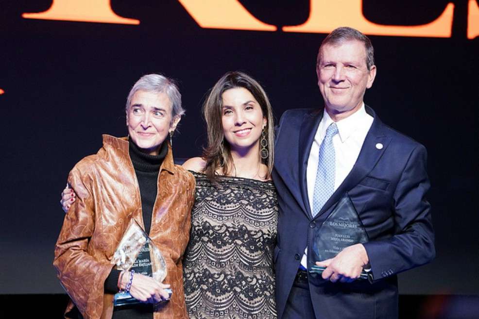 La ministra de Educación María Victoria Angulo junto a Ángela Escallón y a Juan Luis Mejía quienes recibieron la distinción Vida y Obra en el sector educativo. / Mineducación