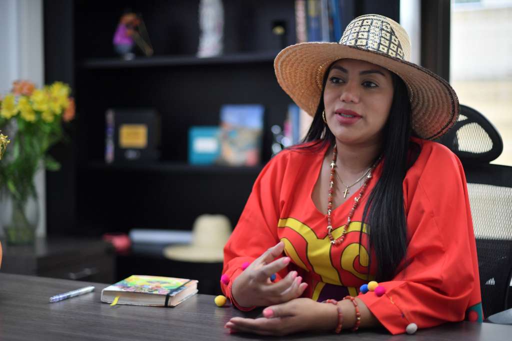 Senadora por el Pacto Histórico, líder indígena del clan Epinayú Epieyú de la comunidad wayú y abogada especialista en derecho ambiental.