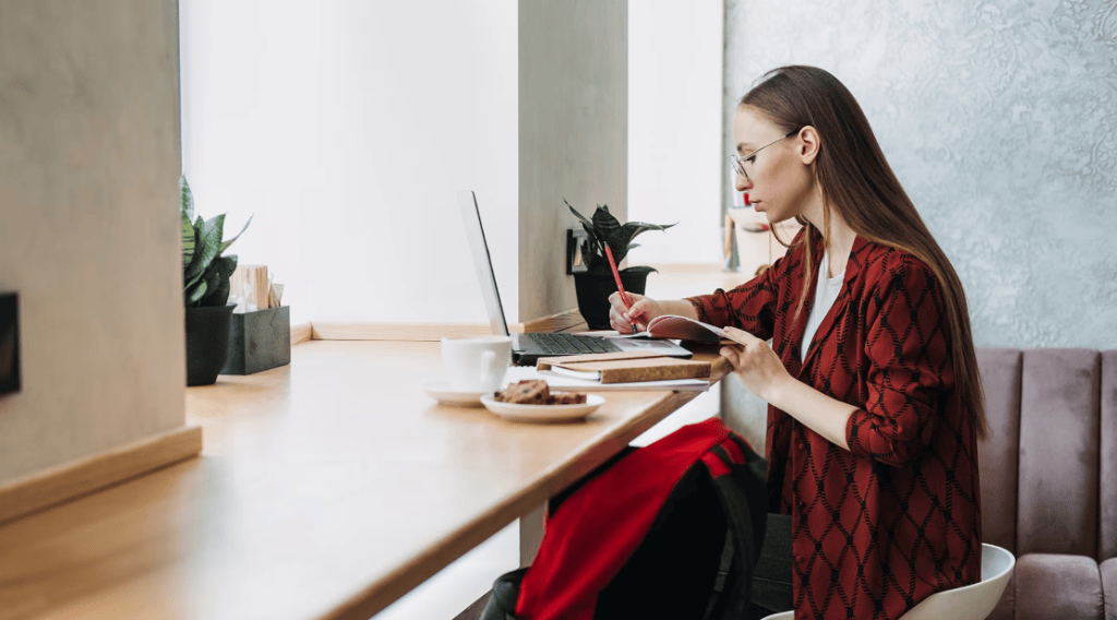 Hay que pensar en los diferentes niveles: Básicas (como alimentación y descanso), Seguridad (salud, trabajo y vivienda), Afiliación (relaciones y afecto), Reconocimiento (valoración personal) y
Autorrealización (crecimiento personal).