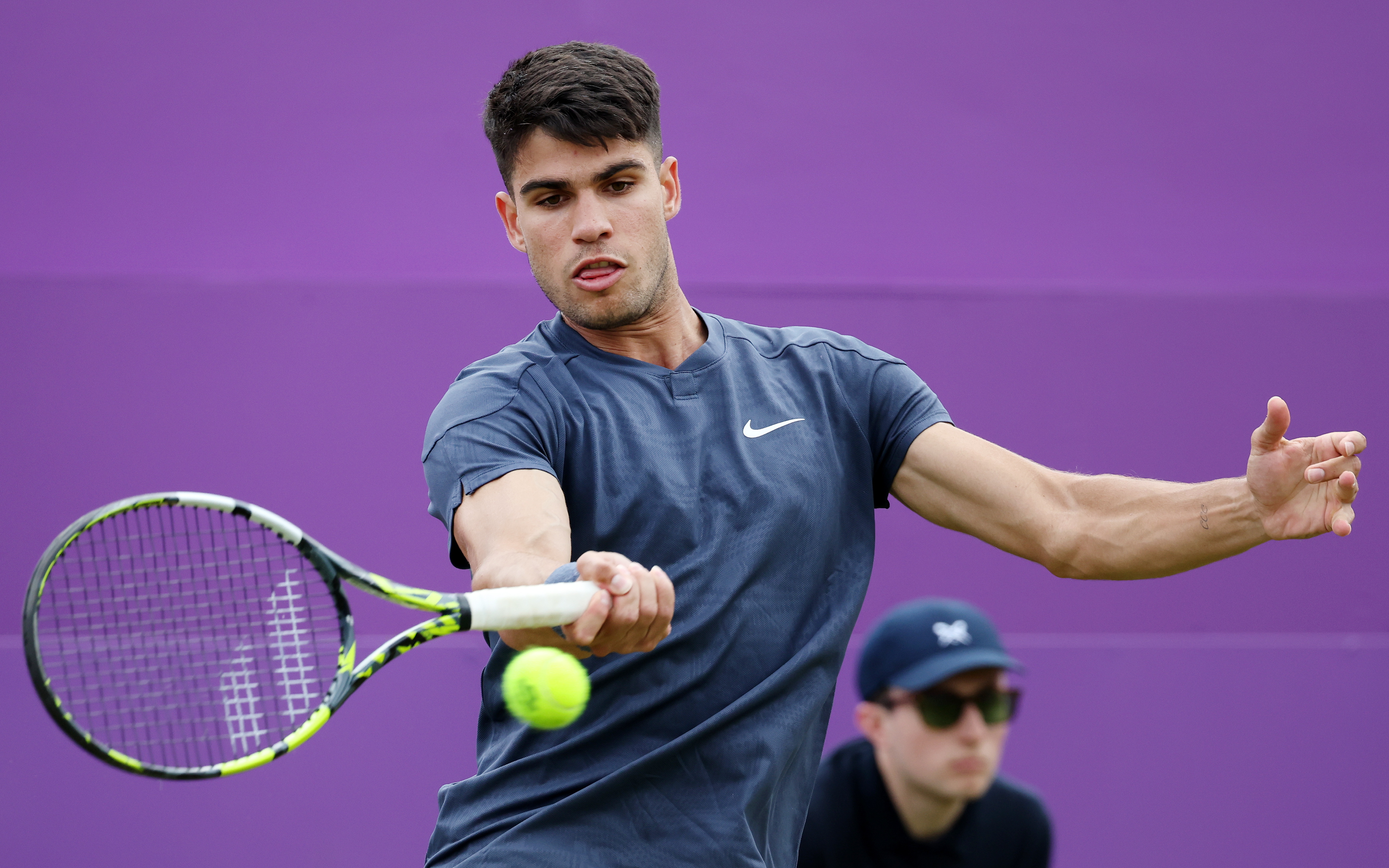 -FOTODELDÍA- LONDRES, 18/06/2024.- El español Carlos Alcaraz, en acción frente al argentino Francisco Cerundolo durante el partido de segunda ronda del torneo Queen's Club en Londres.- EFE/ANDY RAIN