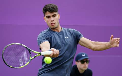 Carlos Alcaraz arrancó con triunfo en Queen’s y apunta a Wimbledon