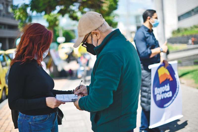 La recolección de firmas en Bogotá se está haciendo en centros comerciales y lugares de alta afluencia.