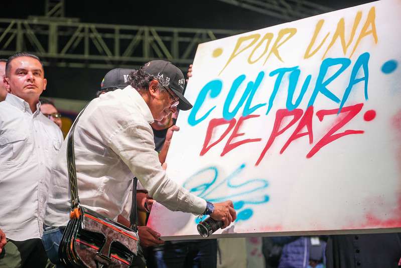 Voceros de bandas estuvieron en el “plazoletazo” de Petro en La Alpujarra.