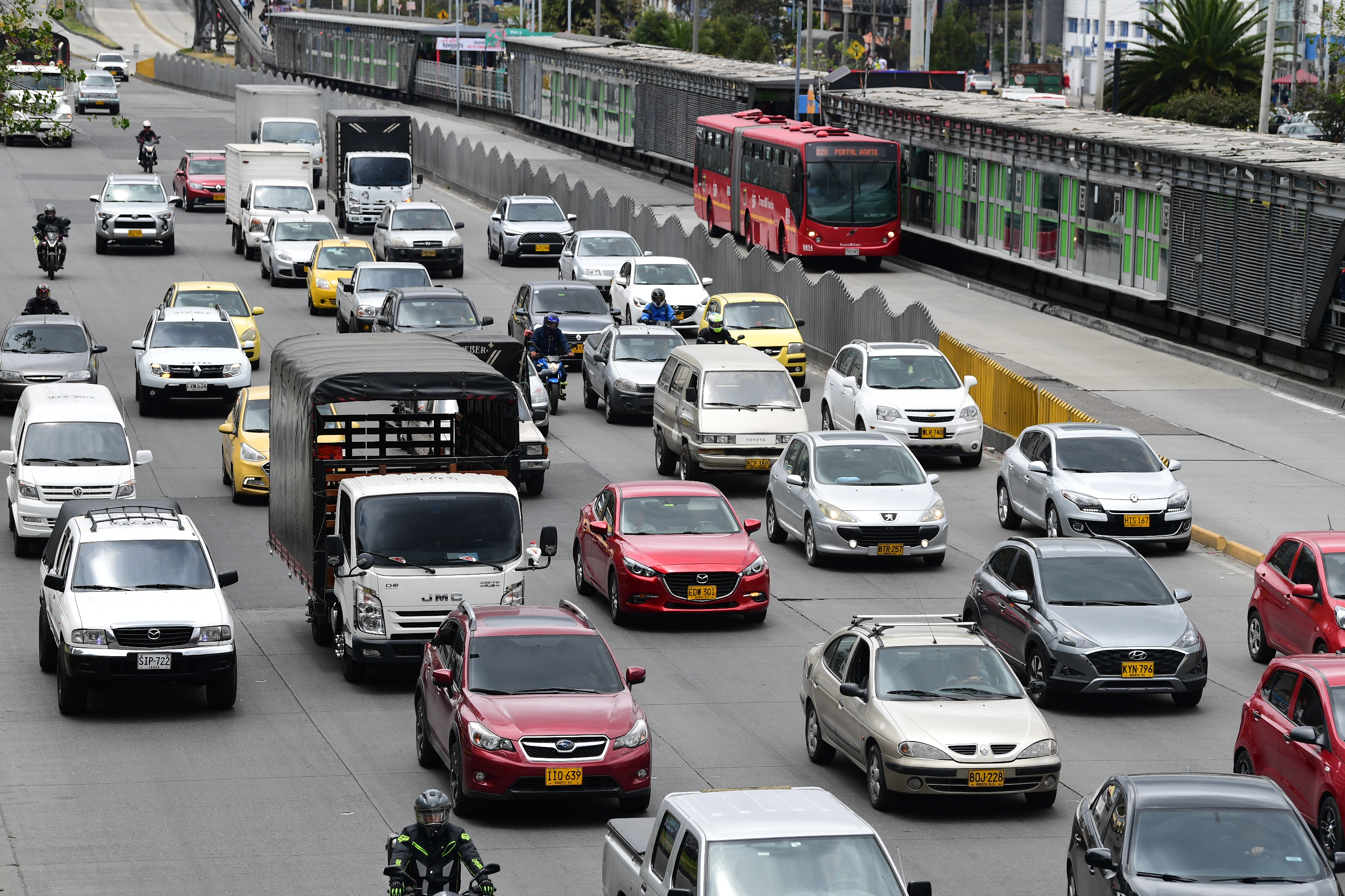 Tráfico pesado y múltiples trancones en varios puntos de la capital.