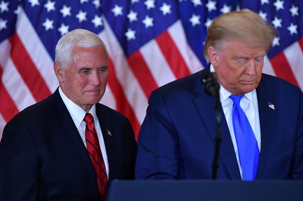Si Donald Trump llegara a renunciar sería su vicepresidente, Mike Pence, quien asumiría; él podría indultarlo.