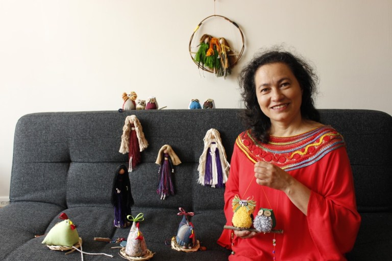 La diseñadora textil que crea móviles decorativos con material reciclado