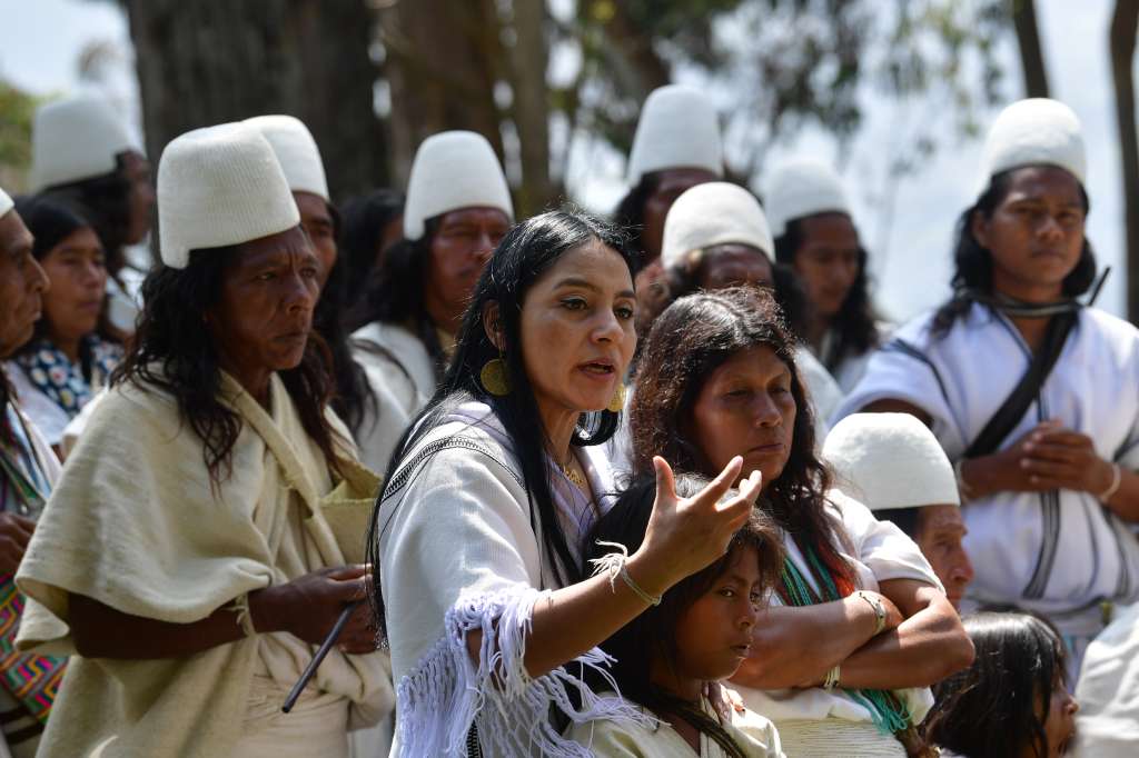 Indígenas de la Sierra Nevada de Santa Marta hacen pagamento en el santuario de Monserrate.