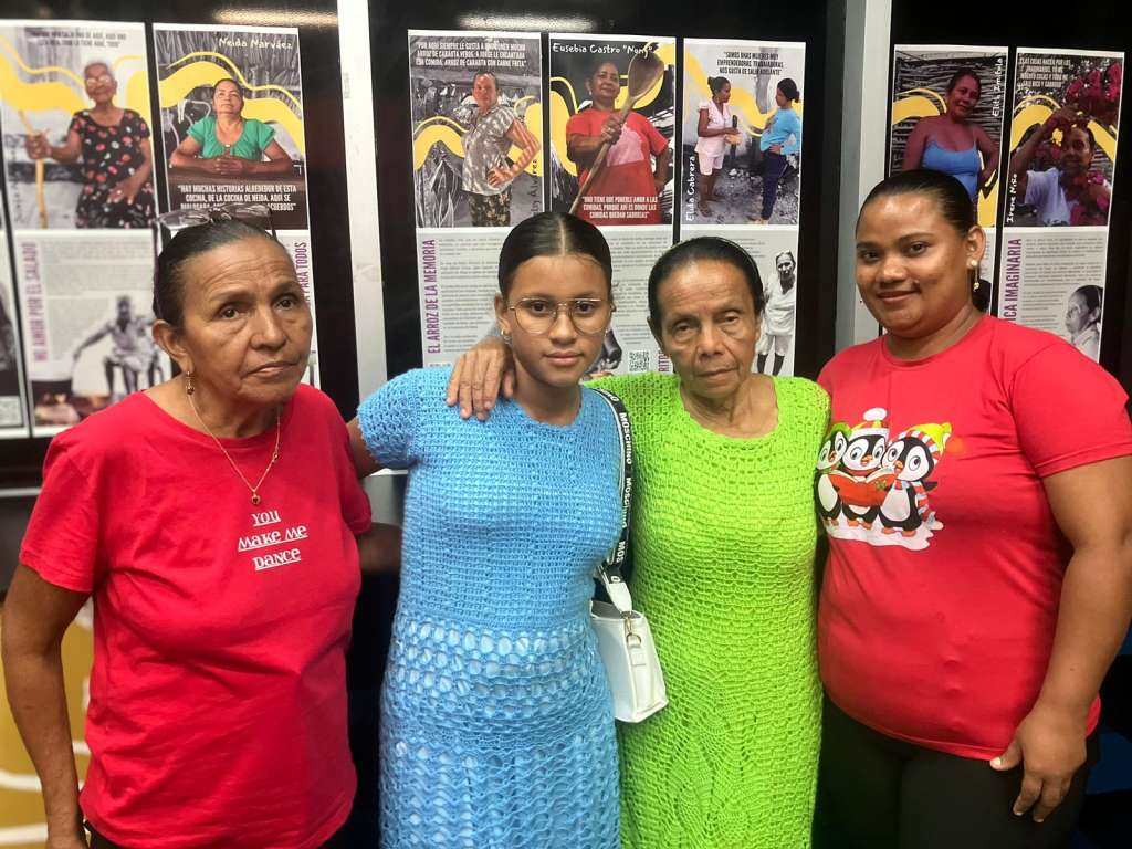 Algunas de las matronas, Elida Cabrera, Irene Niño, su hija y Wendy Pelufo.