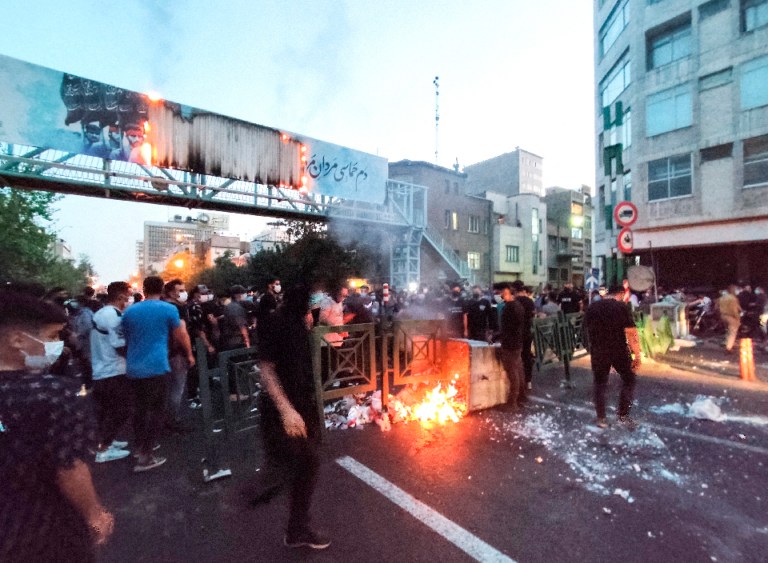 Irán: al menos 400 manifestantes condenados a prisión por protestas